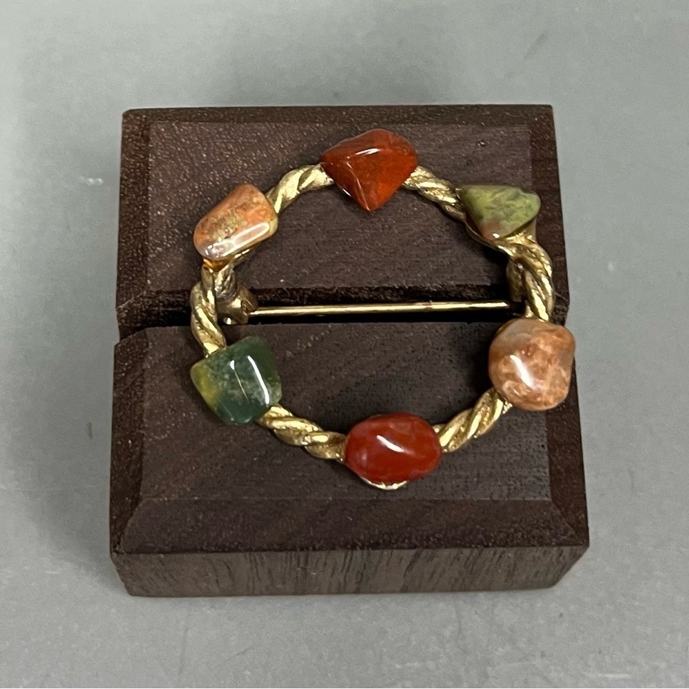 Vintage Gold Tone Twisted Circle Stone Pin Brooch gems agate scarab